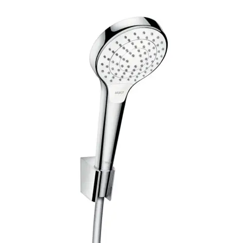 Duschkopf in Chrom mit Wasserstrahlauswahl und Halterung, installiert an der Wand. Hersteller ist Hansgrohe.
